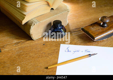 Satz "Once upon a Time" schön handschriftlich auf ein Blatt Papier, mit einem alten stationären umgeben. Stockfoto