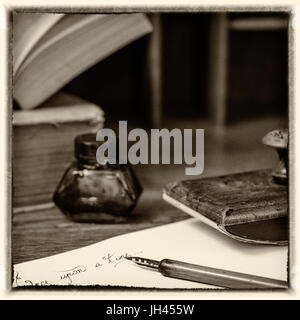Text "Once upon a time" Tinte geschrieben. Ein Füllfederhalter, ein Tintenfass, einem Löschpapier Halter und alte Bücher. Post verarbeitet, um ein altes Foto aussehen. Stockfoto