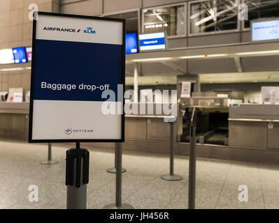 Frankfurt am Main, Deutschland - 27. Februar 2016 - Gepäck Drop-off am Frankfurter Flughafen Stockfoto