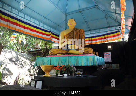 Galle Sri Lanka Rumassala Straße Sri Vivekaramaya Tempel Buddha-Statue sitzt im halben Lotussitz mit einer Almosenschale Stockfoto