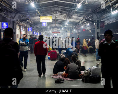 Khajuraho, Indien - Circa Januar 2016 - viele Menschen am Bahnhof in der Nacht Stockfoto