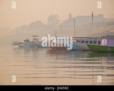 Varanasi, Indien - Circa Januar 2016 - Boote am ganges Stockfoto