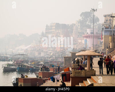 Varanasi, Indien - Circa Januar 2016 - Ghats von varanasi Stockfoto