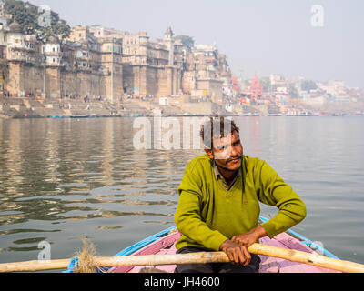 Varanasi, Indien - Circa Januar 2016 - Ruderer in einem Boot mit Blick auf varanasi Stockfoto