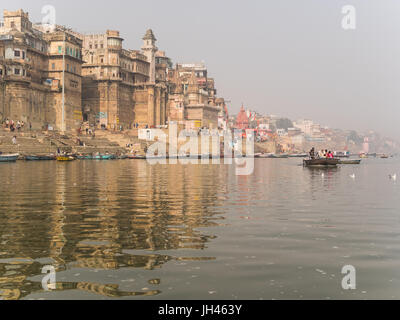 Varanasi, Indien - Circa Januar 2016 - die Ghats von varanasi Stockfoto