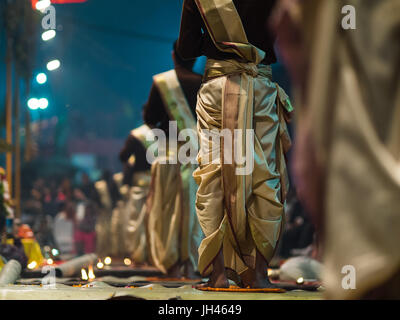 Varanasi, Indien - Circa Januar 2016 - Ganga Aarti in Varanasi Stockfoto