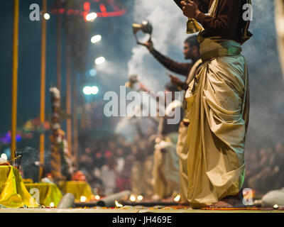 Varanasi, Indien - Circa Januar 2016 - Ganga Aarti in Varanasi Stockfoto