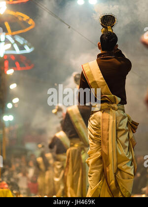 Varanasi, Indien - Circa Januar 2016 - Ganga Aarti in Varanasi Stockfoto