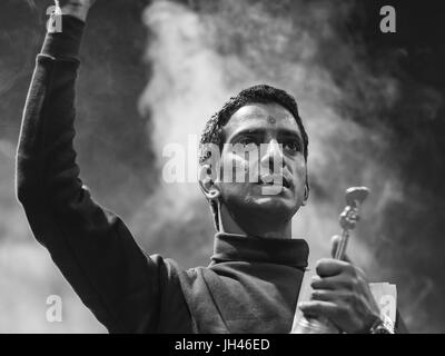 Varanasi, Indien - Circa Januar 2016 - Ganga Aarti Zeremonie Stockfoto