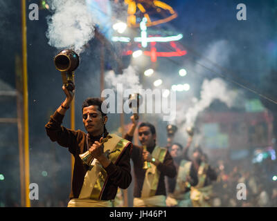 Varanasi, Indien - Circa Januar 2016 - Ganga Aarti in Varanasi Stockfoto