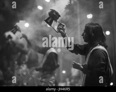 Varanasi, Indien - Circa Januar 2016 - Ganga Aarti in Varanasi Stockfoto