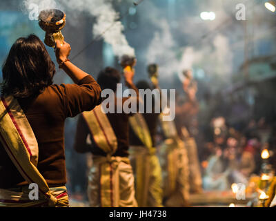 Varanasi, Indien - Circa Januar 2016 - Ganga Aarti in Varanasi Stockfoto