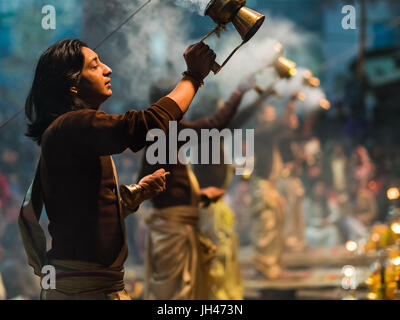 Varanasi, Indien - Circa Januar 2016 - Ganga Aarti in Varanasi Stockfoto