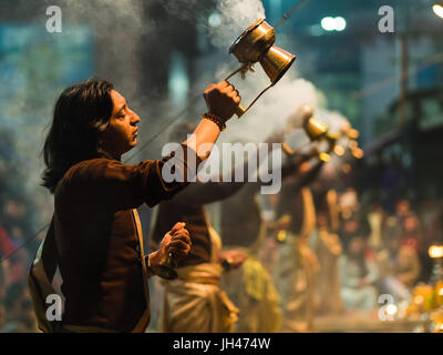 Varanasi, Indien - Circa Januar 2016 - Ganga Aarti in Varanasi Stockfoto