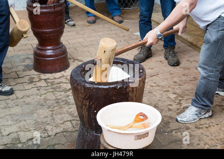 Frische japanischer Mochi, schlug mit traditionellen hölzernen Usu und Kine (große Mörser und Stößel), Mochi Reis Kuchen in einer Zeremonie namens Mochitsu Stockfoto