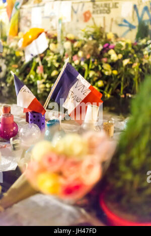 Französische Flagge mit Vive la France. Spontane Hommage an die Opfer der Terroranschläge in Paris, den 13. November 2015. Stockfoto