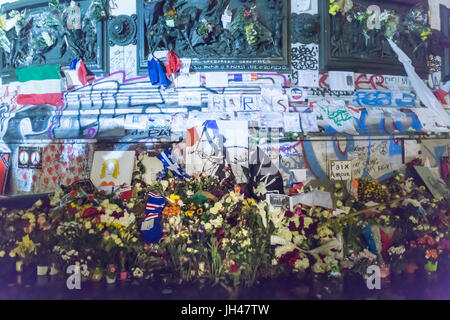 Marianne mit ihren französischen Flagge, Blumen, Kerzen, Place de la Republique. Hommage an die Opfer der Terroranschläge in Paris am 13. November. Stockfoto