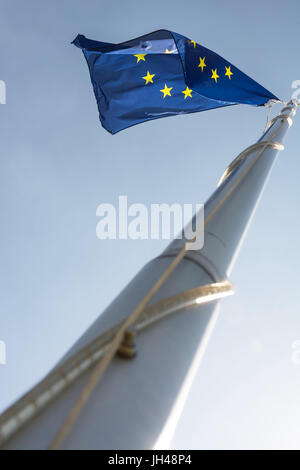 Die Europa union Flag im blauen Himmel Stockfoto
