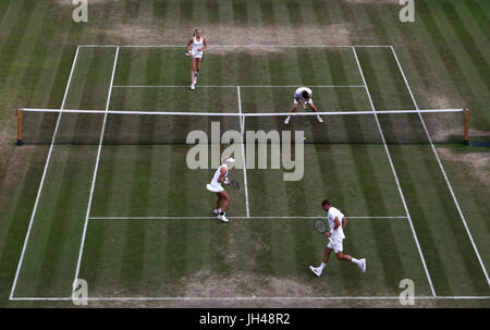 Ken Skupski und Jocelyn Rae (oben) im gemischten Doppel gegen Max Mirnyi und Ekaterina Makarova am Tag neun der Wimbledon Championships in The All England Lawn Tennis and Croquet Club, Wimbledon. Stockfoto