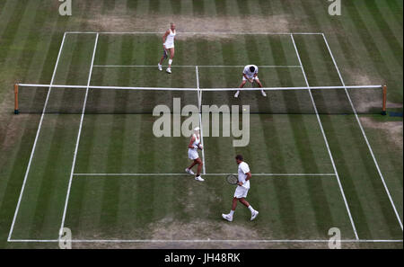 Ken Skupski und Jocelyn Rae (oben) im gemischten Doppel gegen Max Mirnyi und Ekaterina Makarova am Tag neun der Wimbledon Championships in The All England Lawn Tennis and Croquet Club, Wimbledon. Stockfoto