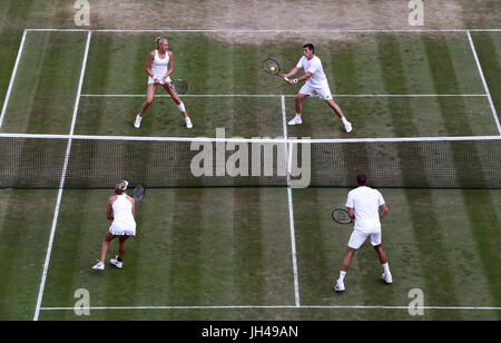 Jocelyn Rae und Ken Skupski (Oberer Hof) in Aktion gegen Max Mirnyi und Ekaterina Makarova im gemischten Doppel am Tag neun der Wimbledon Championships in The All England Lawn Tennis and Croquet Club, Wimbledon. Stockfoto