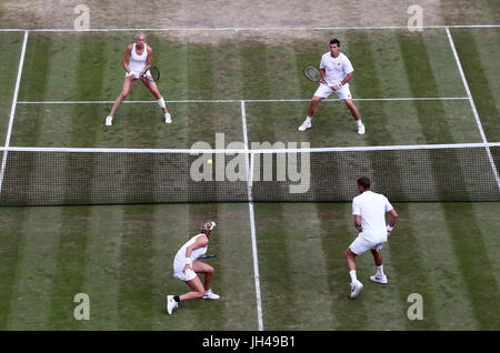 Jocelyn Rae und Ken Skupski (Spitzenplatz) im Kampf gegen Max Mirnyi und Ekaterina Makarova im gemischten Doppel am 9. Tag der Wimbledon-Meisterschaft im All England Lawn Tennis and Croquet Club, Wimbledon. Stockfoto