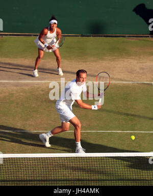 Heather Watson und Henri Kontinen während ihrer Mixed-Doppel am Tag neun der Wimbledon Championships in The All England Lawn Tennis and Croquet Club, Wimbledon. Stockfoto