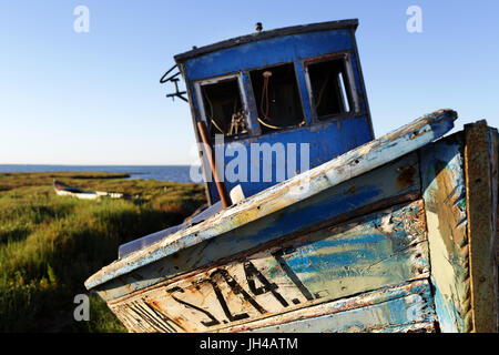 Altes Fischerboot im Hafen von Carrasqueira Naturschutzgebiet, Sado River, Alcacer do Sal, Setubal, Portugal. Stockfoto