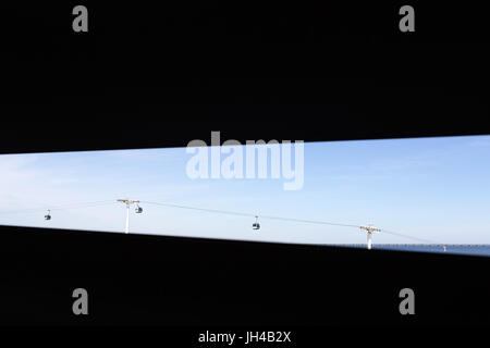 Seilbahn und Vasco da Gama-Brücke in Lissabon, Portugal. Stockfoto
