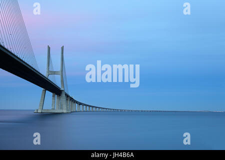 Vasco da Gama Brücke über den Tejo, Lissabon, Portugal. Stockfoto