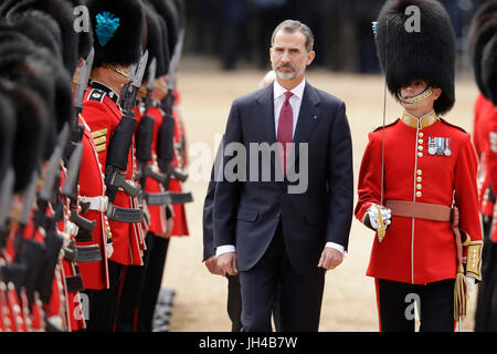 König Felipe VI von Spanien inspiziert eine Ehrenwache während einer feierlichen Willkommen auf Horse Guards Parade in London. Stockfoto