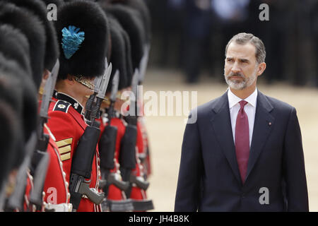 König Felipe VI von Spanien inspiziert eine Ehrenwache während einer feierlichen Willkommen auf Horse Guards Parade in London. Stockfoto