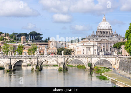 Ponte Sant'Angelo, eine Fußgängerbrücke über den Tiber und den Petersdom im Hintergrund. Stockfoto