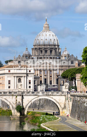 Ponte Sant'Angelo, eine Fußgängerbrücke über den Tiber und den Petersdom im Hintergrund. Stockfoto