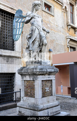 Statue des heiligen Erzengels Michael, Skulpturen von Raffaello da Montelupo, auf dem Gelände des Castel Sant'Angelo, Rom, Italty. Stockfoto