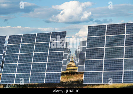 Reihe von Platten auf Solarkraftwerk Stockfoto