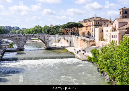 Cestius Brücke, Ponte Cestio, über den Tiber auf der Tiberinsel. Stockfoto