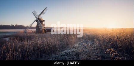 Hoar Milchglas Schilf und Morgennebel an Herringfleet Windmühle. Stockfoto