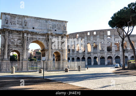 Der Triumphbogen, Triumphbogen des Konstantin und das Kolosseum in Rom, Italien. Stockfoto