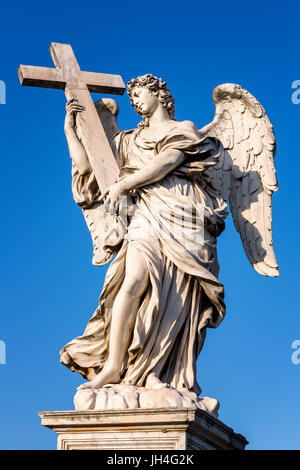 Engel mit Kreuz, Ponte Sant ' Angelo, Rom, Italien Stockfoto