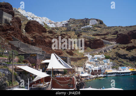 Der kleine Fischerhafen ammoudi unterhalb von Oia, Santorin, Kykladen, aegaeis, Griechenland, Mittelmeer, Europa | Der kleine Fischerhafen ammoudi b Stockfoto