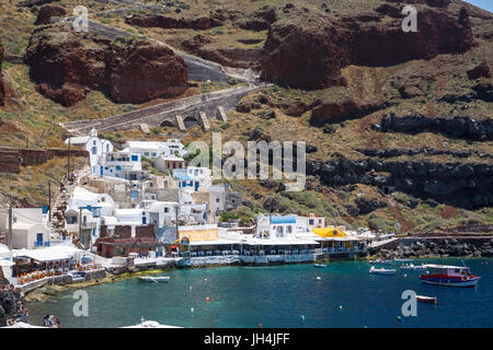 Der kleine Fischerhafen ammoudi unterhalb von Oia, Santorin, Kykladen, aegaeis, Griechenland, Mittelmeer, Europa | Der kleine Fischerhafen ammoudi b Stockfoto