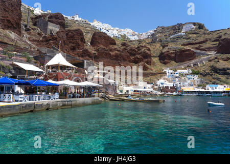 Der kleine Fischerhafen ammoudi unterhalb von Oia, Santorin, Kykladen, aegaeis, Griechenland, Mittelmeer, Europa | Der kleine Fischerhafen ammoudi b Stockfoto