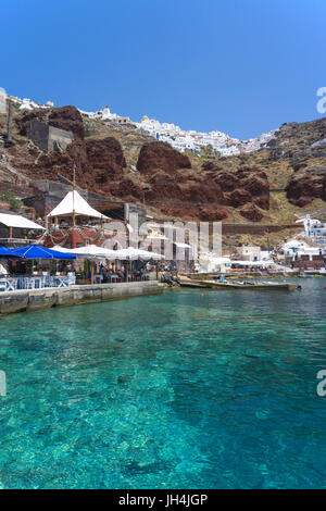 Der kleine Fischerhafen ammoudi unterhalb von Oia, Santorin, Kykladen, aegaeis, Griechenland, Mittelmeer, Europa | Der kleine Fischerhafen ammoudi b Stockfoto