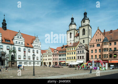 Marktplatz mit Rathaus, am hinteren Pfarrkirche St. Marien, Lutherstadt Wittenberg, Sachsen-Anhalt, Deutschland Stockfoto