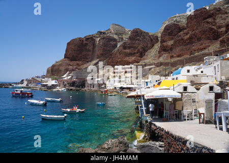 Der kleine Fischerhafen ammoudi unterhalb von Oia, Santorin, Kykladen, aegaeis, Griechenland, Mittelmeer, Europa | Der kleine Fischerhafen ammoudi b Stockfoto