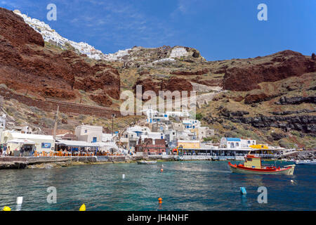 Der kleine Fischerhafen ammoudi unterhalb von Oia, Santorin, Kykladen, aegaeis, Griechenland, Mittelmeer, Europa | Der kleine Fischerhafen ammoudi b Stockfoto