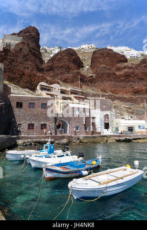 Der kleine Fischerhafen ammoudi unterhalb von Oia, Santorin, Kykladen, aegaeis, Griechenland, Mittelmeer, Europa | Der kleine Fischerhafen ammoudi b Stockfoto