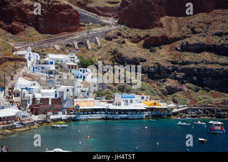 Der kleine Fischerhafen ammoudi unterhalb von Oia, Santorin, Kykladen, aegaeis, Griechenland, Mittelmeer, Europa | Der kleine Fischerhafen ammoudi b Stockfoto