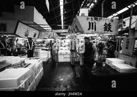 besuchen den berühmten Fischmarkt in Tokio Stockfoto